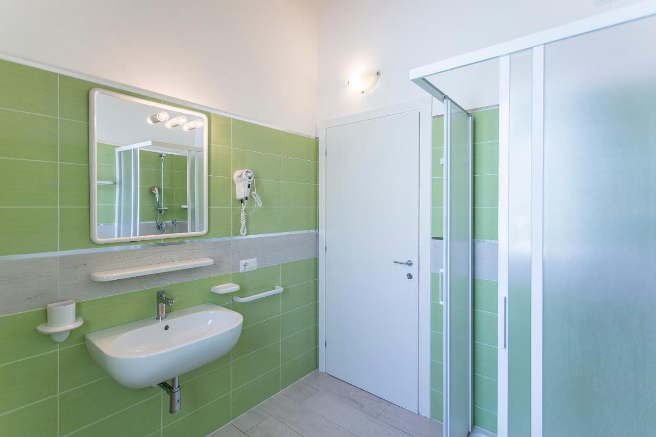 Altanea Apartments Con Piscina Каорле Екстериор снимка