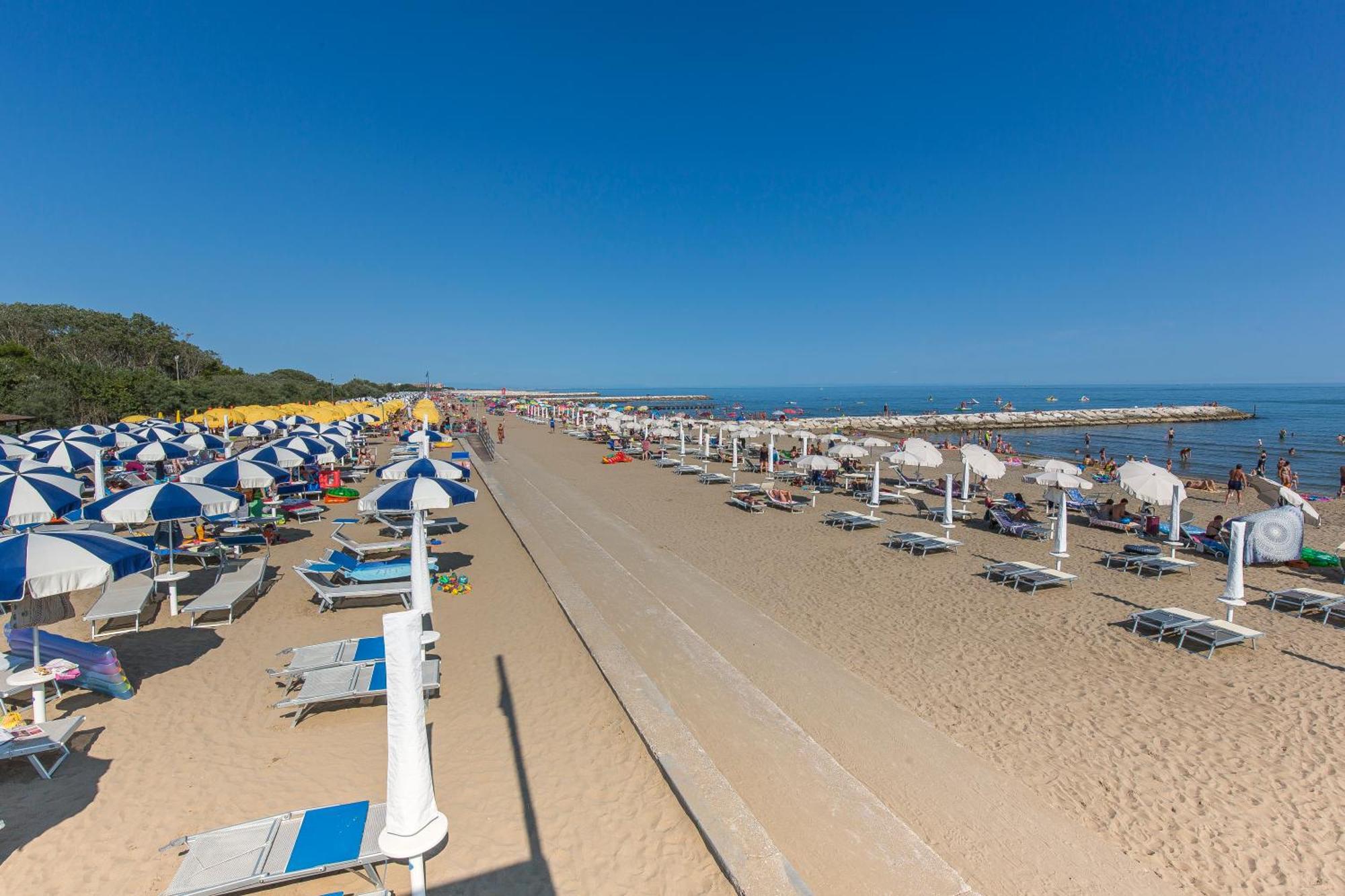 Altanea Apartments Con Piscina Каорле Екстериор снимка