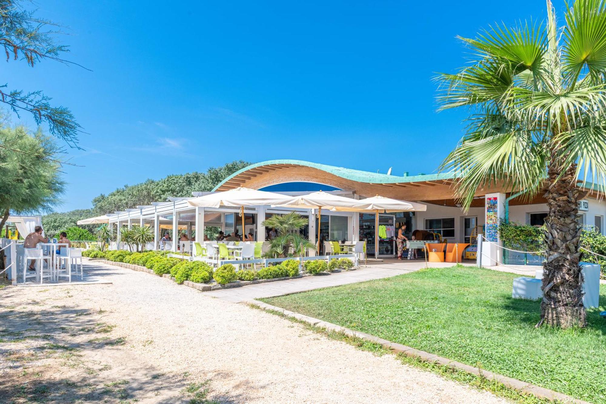 Altanea Apartments Con Piscina Каорле Екстериор снимка
